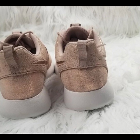 Nike Women's Roshe One Premium Shoes in Rose Gold! - Picture 8 of 8